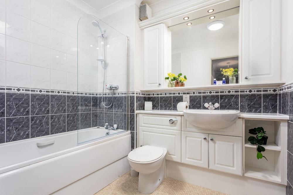 Millbrae Residence - Donnini Apartments - Bathroom