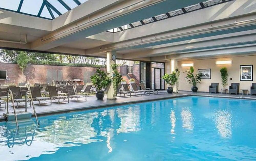 Luxury Suites At North Harbor Tower - Pool