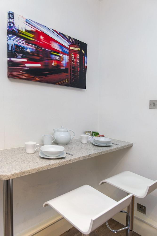Club Living - Liverpool St. Apartments - In-Room Dining