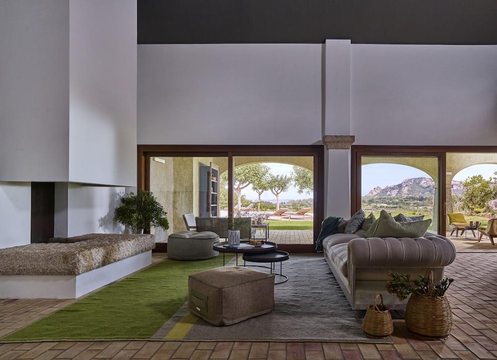 Cascioni Eco Retreat -  Suites with Private Pool - Lobby Sitting Area