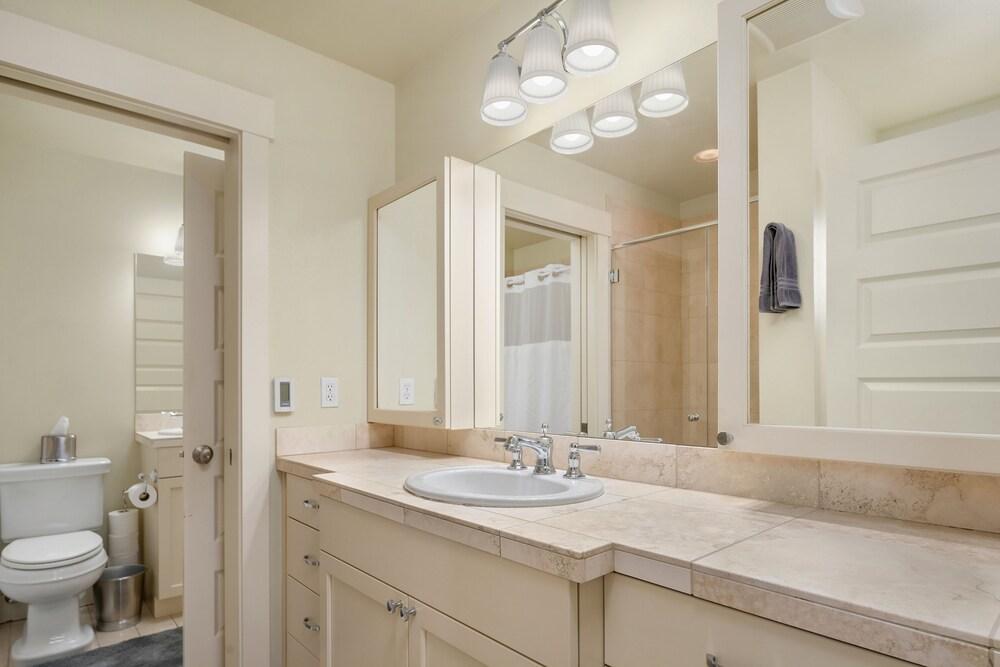 Seattle Vacation Home: The Parsonage - Bathroom