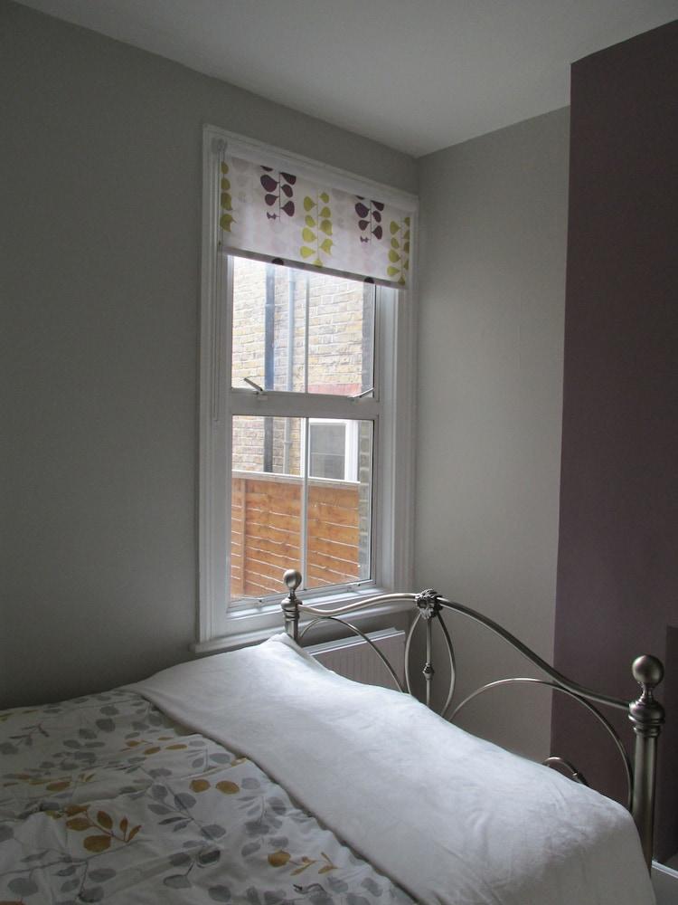 The Quiet & Cosy Fulham Reach Crib - Guestroom