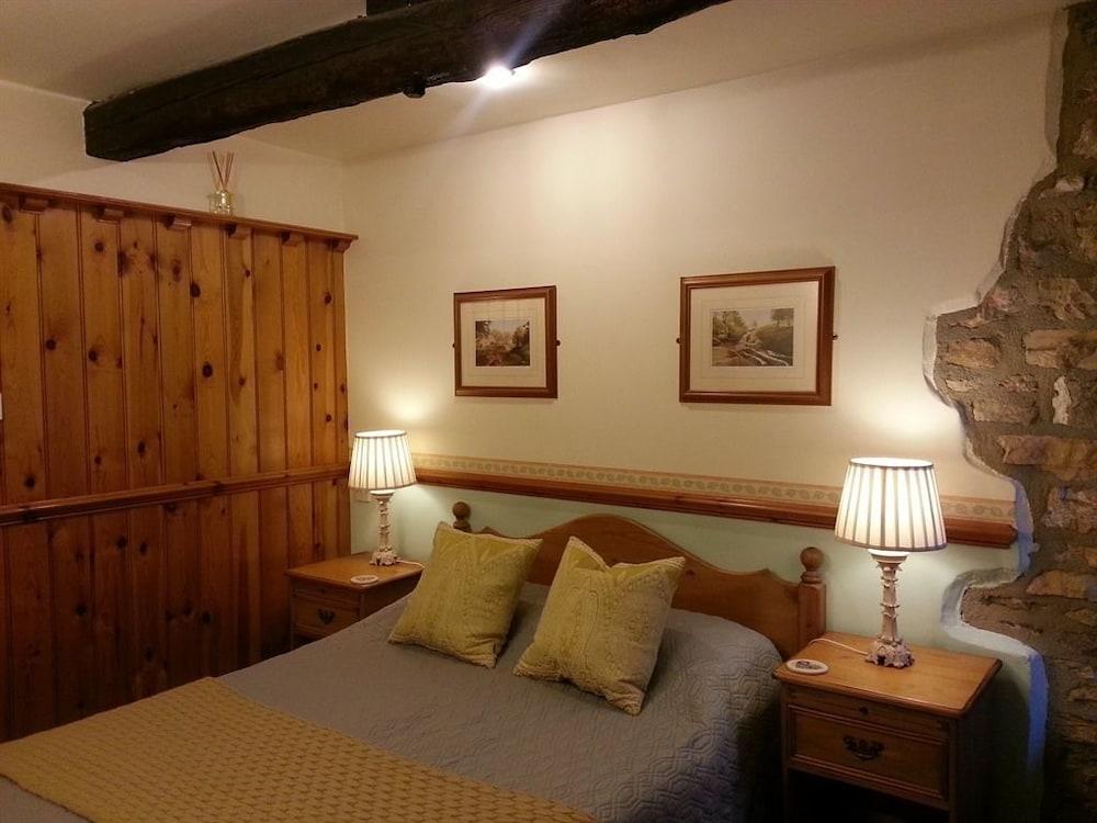 The Castle Arms Inn - Guestroom