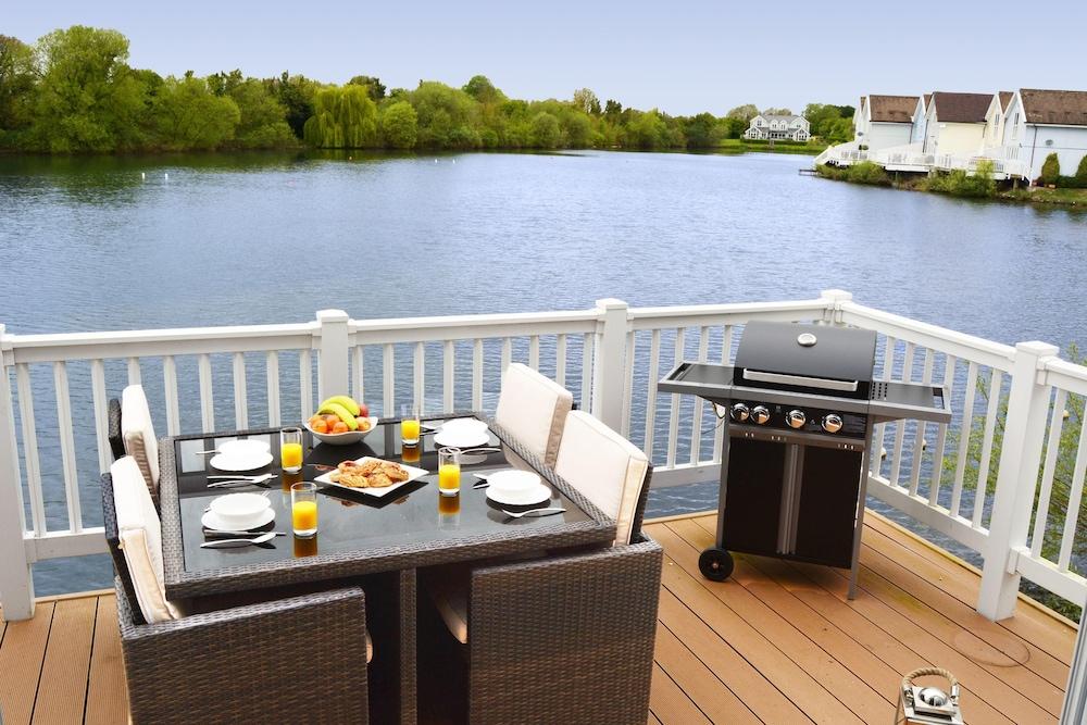 Pet-friendly lakeside house on Spring Lake in the Cotswold Water Park - Featured Image