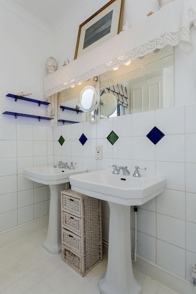 Veeve - Traditional Chiswick - Bathroom Sink