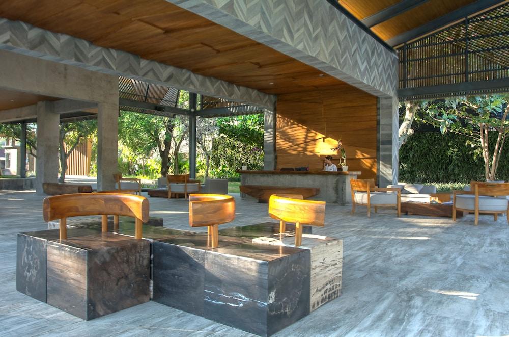 Katamaran Hotel & Resort - Lobby Sitting Area