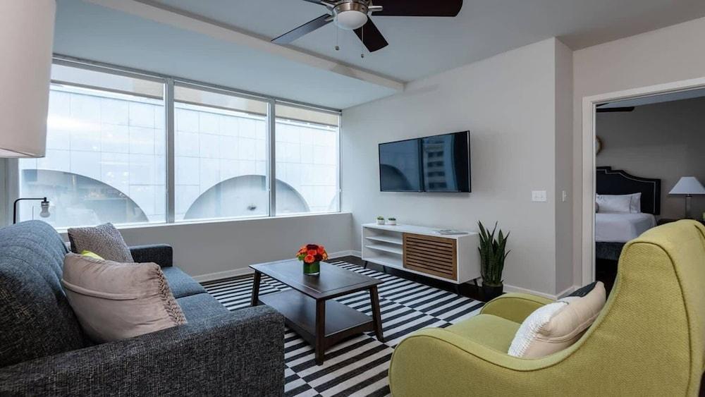 Downtown Dallas CozySuites w/ roof pool, gym #6 - Featured Image