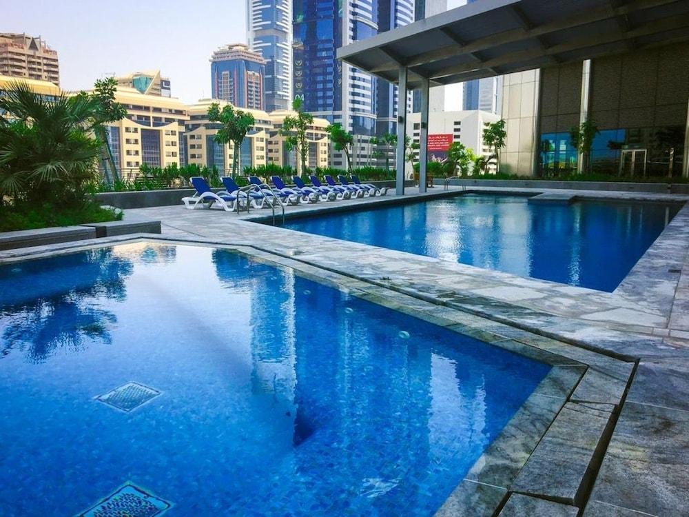 Piks Key - Central Park Towers - Outdoor Pool