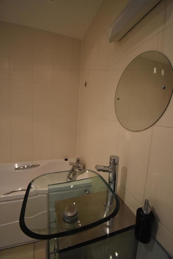 Rapier Heights Penthouse Apartment - Bathroom