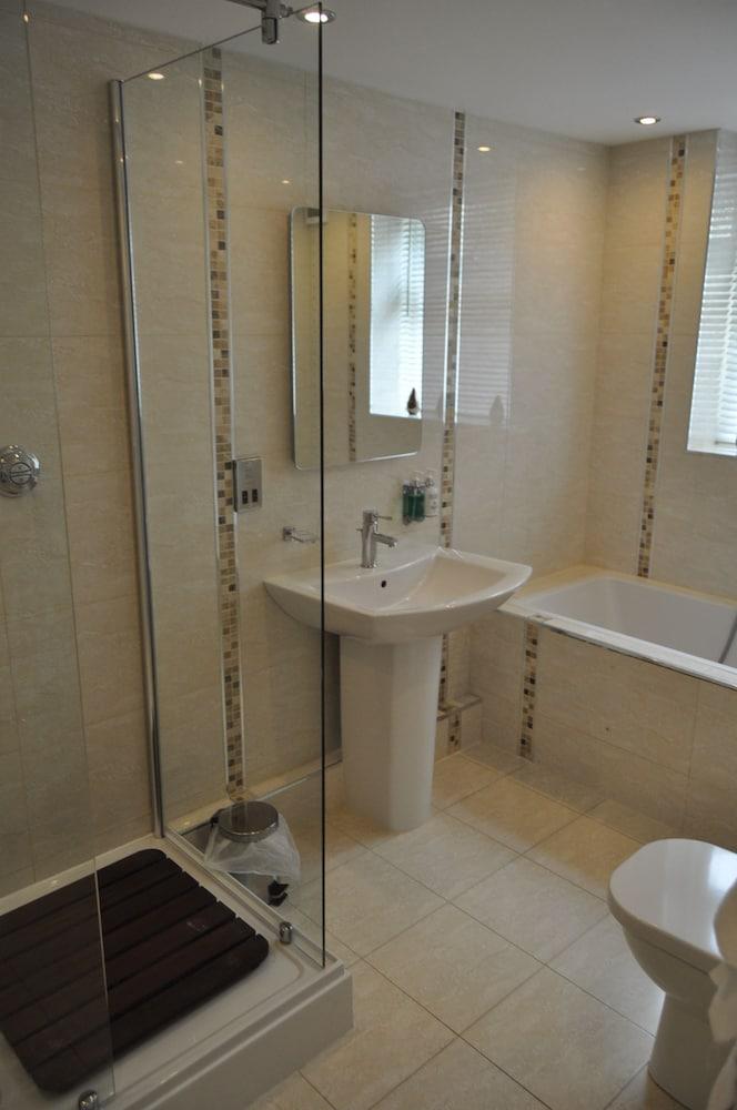 The Expanse Self Catering Apartments - Bathroom