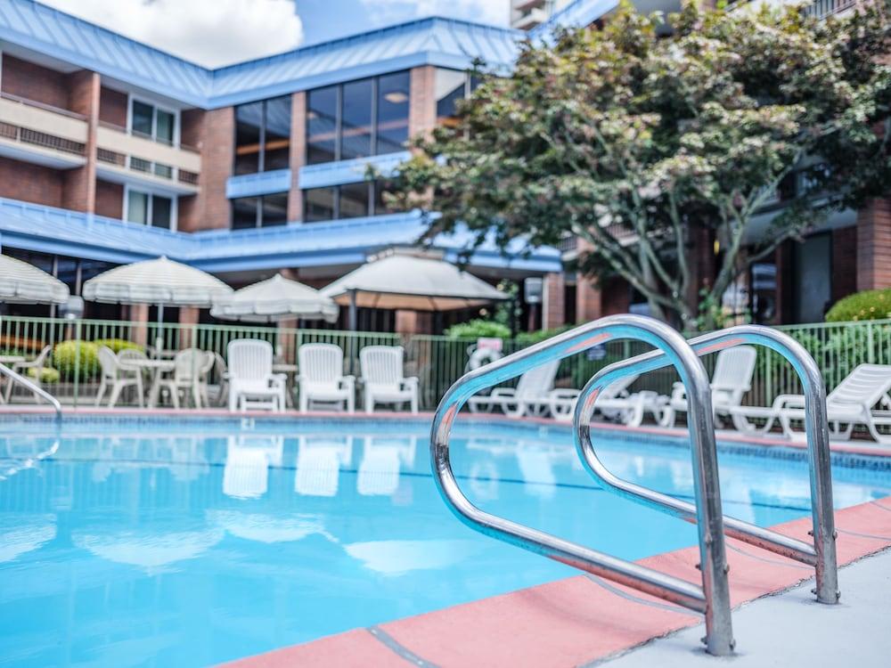 University Place Hotel & Conference Center - Outdoor Pool