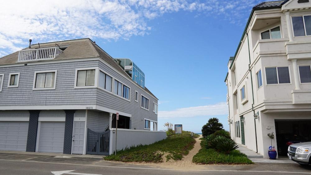 Ocean Surf Inn & Suites - Property Grounds
