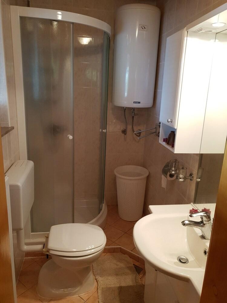 Vineyard Cottage Urban - Bathroom