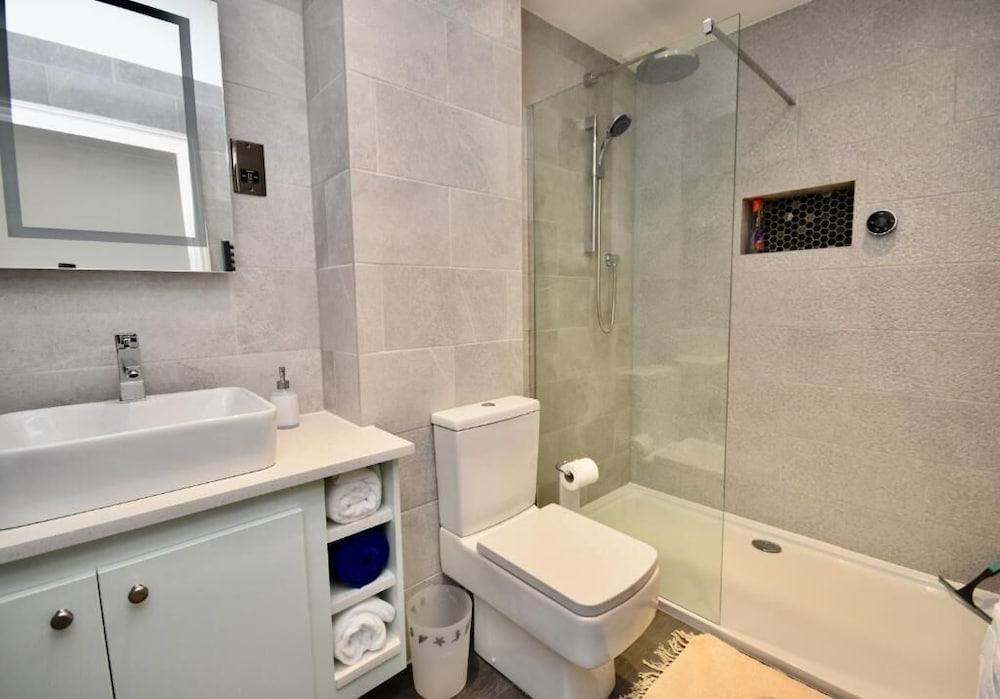 12A Solent Landing - Bathroom