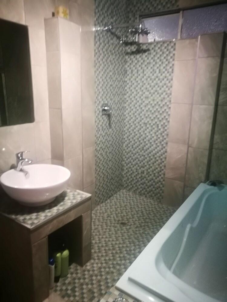 Naisar Royal White Apartment - Bathroom