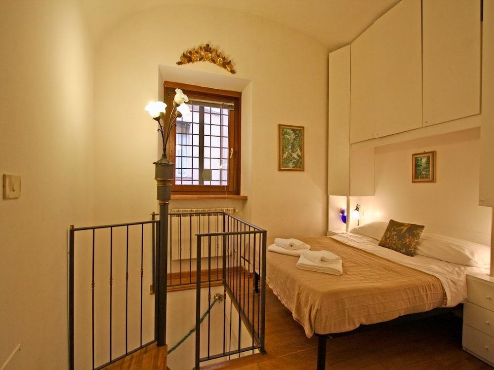 Travel & Stay - Pianellari - Room