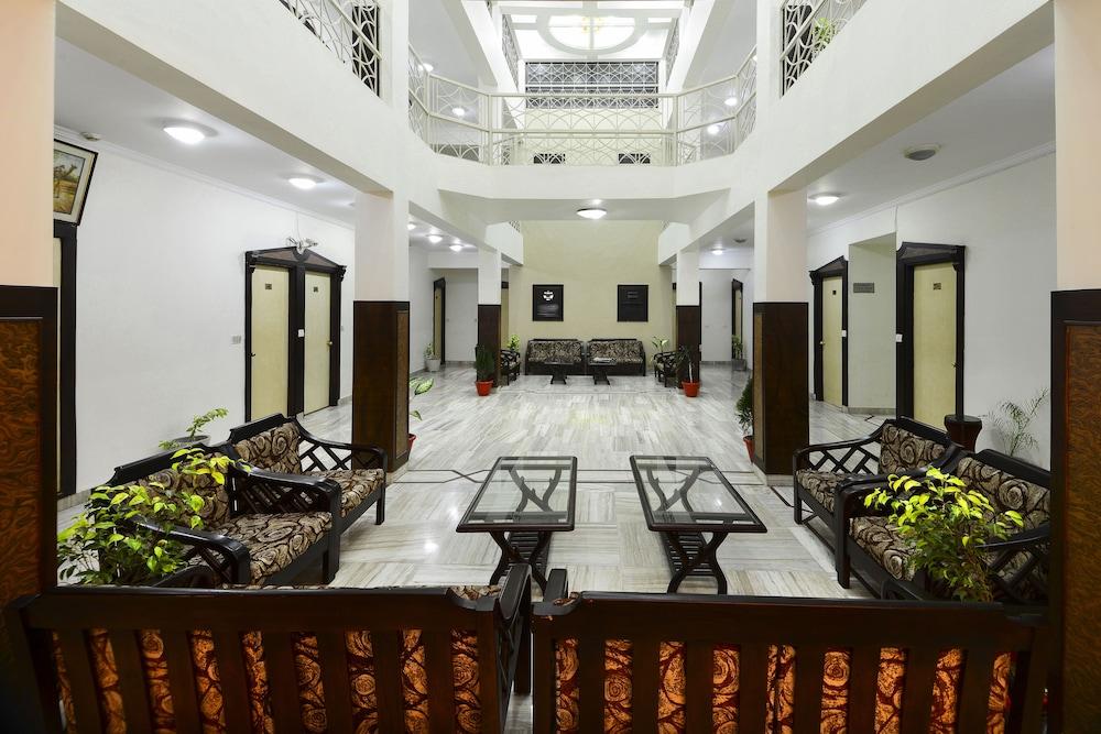 Hotel Ashish Palace - Lobby Sitting Area