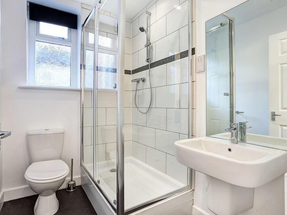 Townhouse Plus @ 166 Edleston Road Crewe - Bathroom