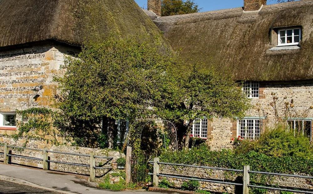 Tudor Cottage Bed & Breakfast Dorchester - Property Grounds