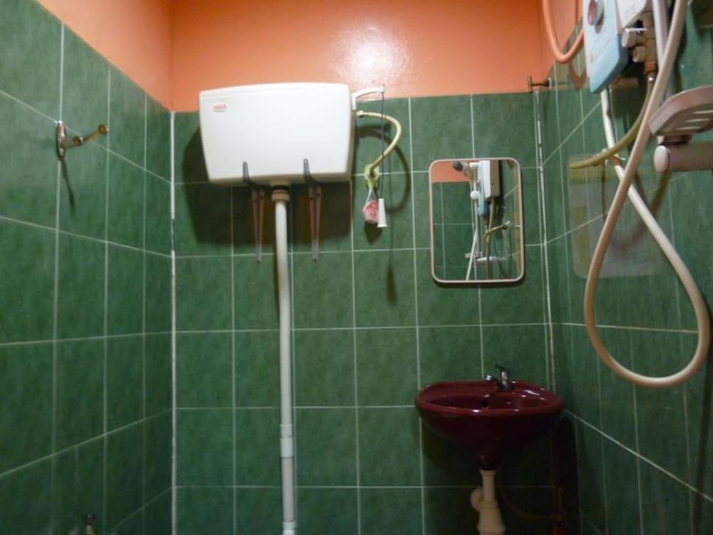 جومباك ستار هوتل - Bathroom Shower