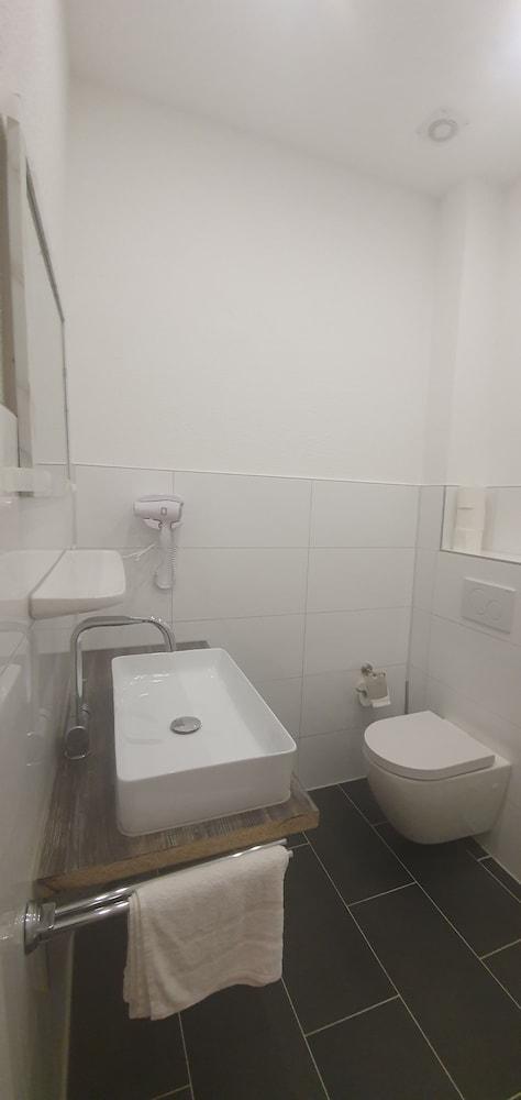 Trang Hotel - Bathroom