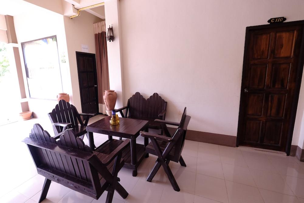 Ashram Kanabnam Resort - Lobby Sitting Area