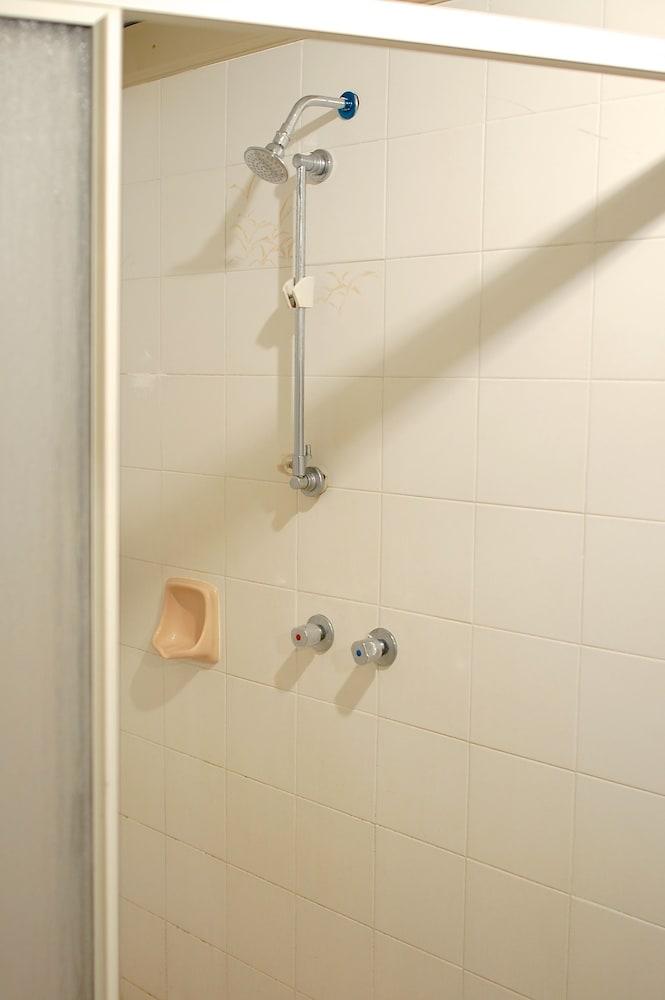 Homestay in Amber Court - Bathroom Shower