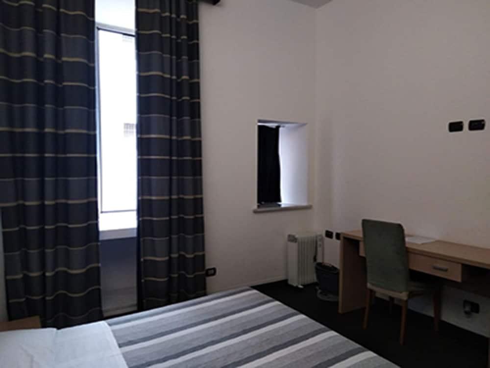 M&J Place Hostel Rome - Room