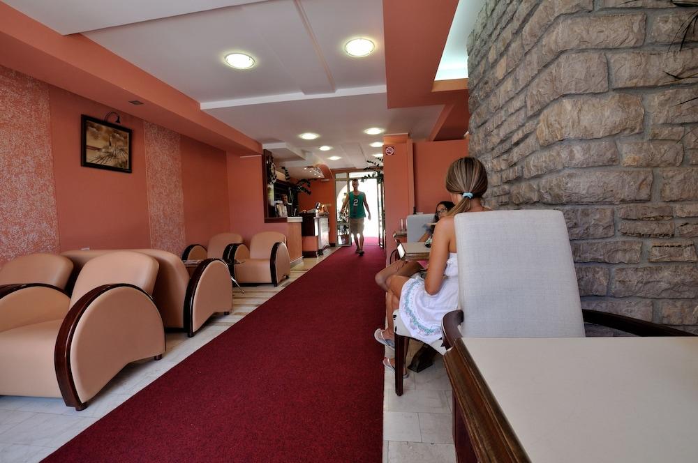 Hotel Djuric - Lobby Sitting Area