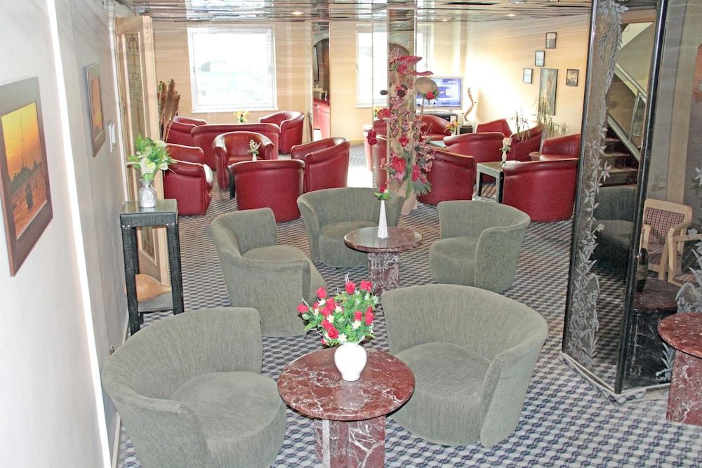 Orontes Hotel - Lobby Sitting Area