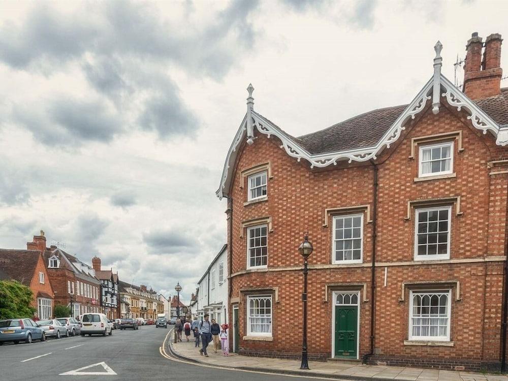 Luxury Town Centre Apartment Stratford Upon Avon - Featured Image