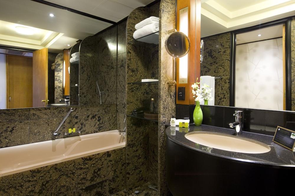 InterContinental Johannesburg Sandton Towers, an IHG Hotel - Bathroom
