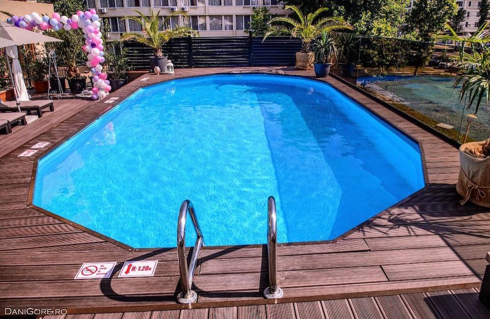 Richmond Hotel - Outdoor Pool