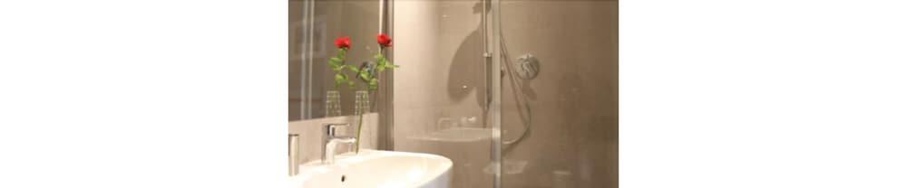 Roma Capoccia - Bathroom Shower