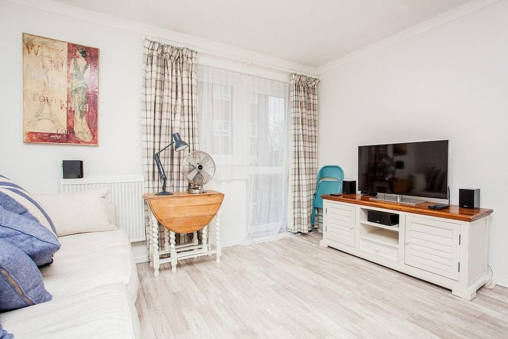Stunning Spacious South London 1 Bed Apartment with Balcony - Room
