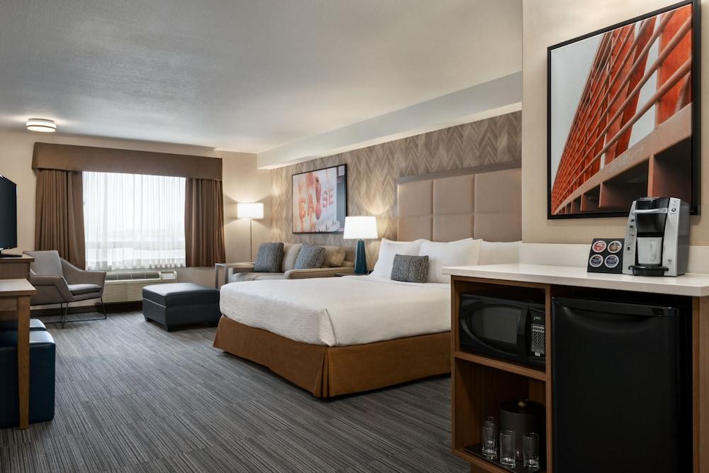 Ramada by Wyndham Airdrie Hotel and Suites - Room