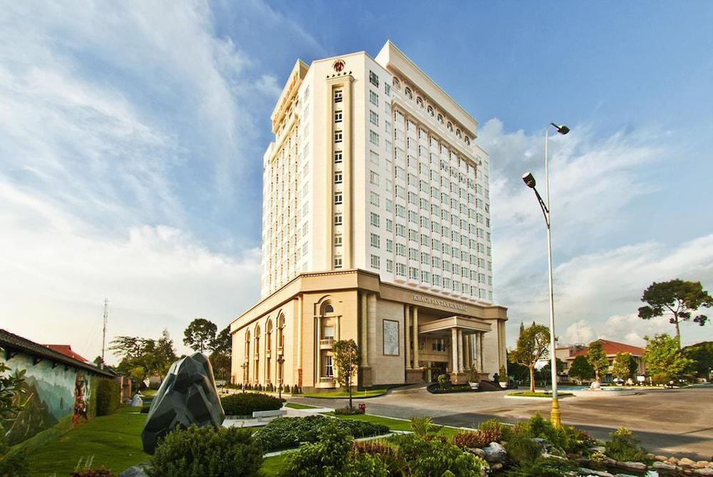 Tan Son Nhat Saigon Hotel - Featured Image