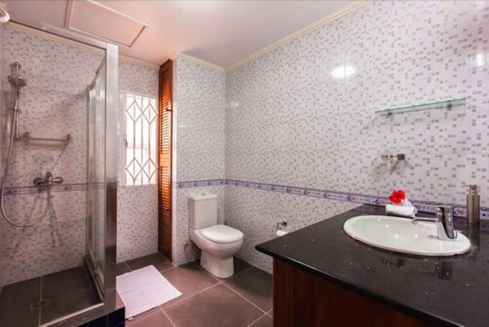 Praslin Holiday Home - Bathroom