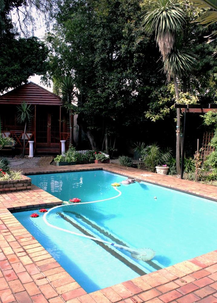 House on York Guest House - Outdoor Pool