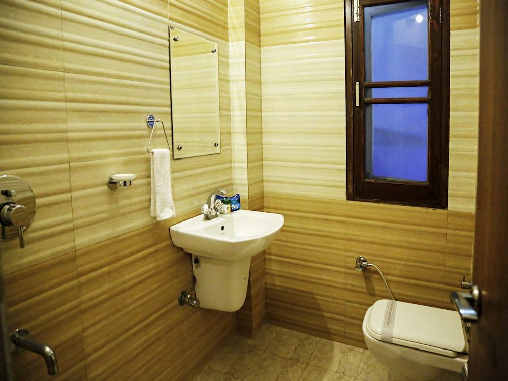 أو واي أو 4302 هوتل إمبيريال لودج - Bathroom