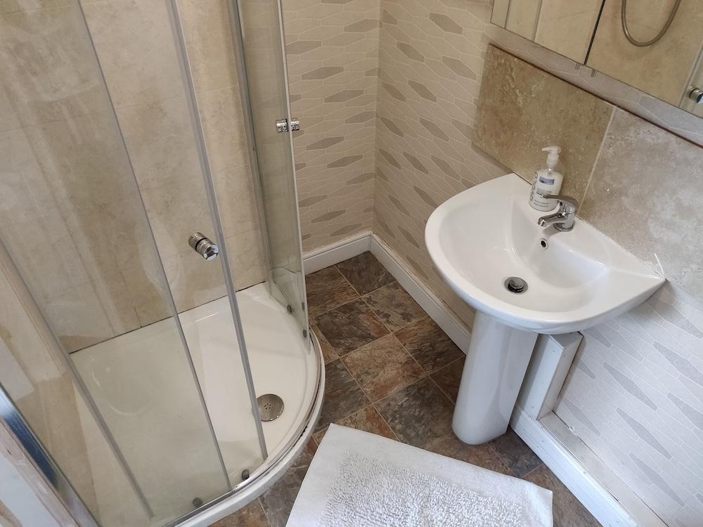 Bradford Apartments Flat 95 - Bathroom