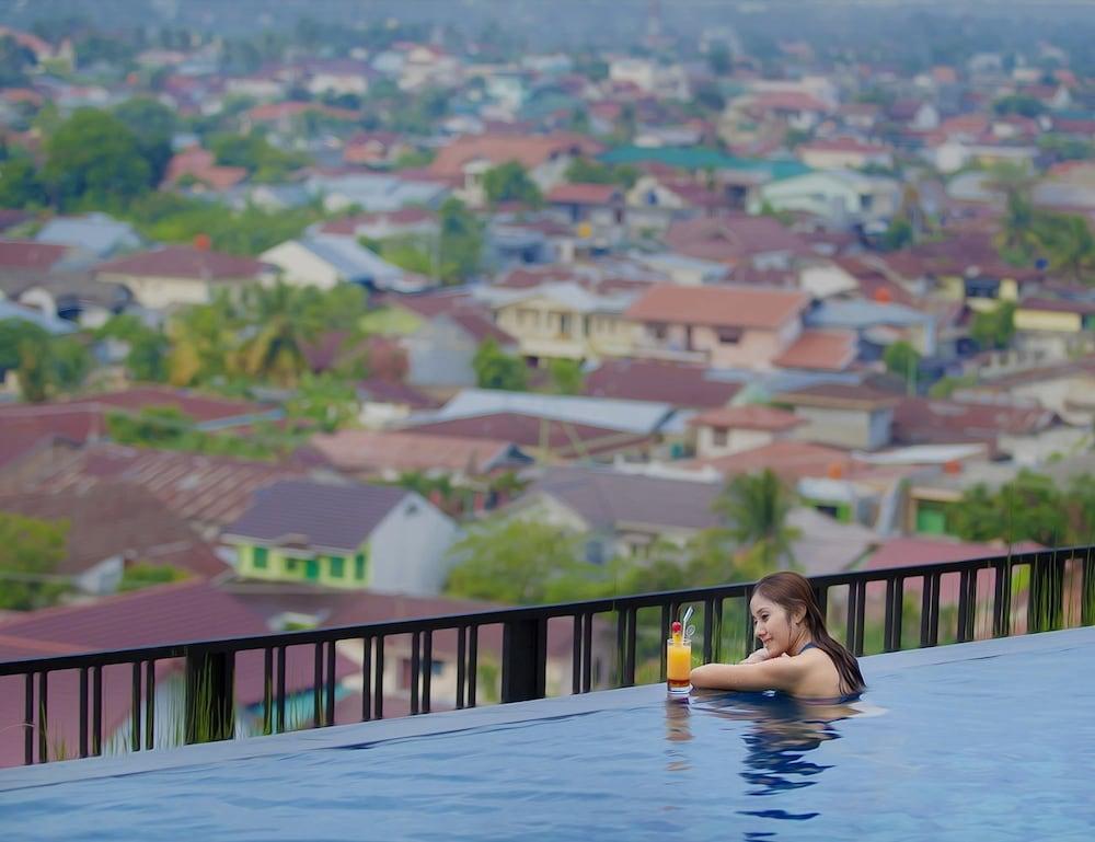 Grand Central Hotel Pekanbaru - Outdoor Pool