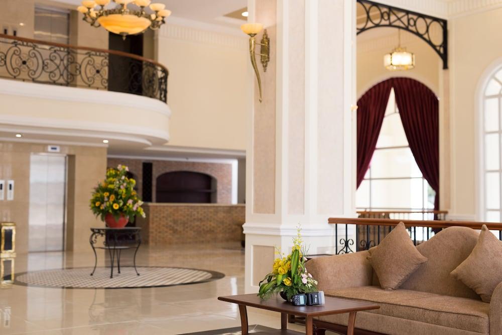 Iris Dalat Hotel - Lobby Sitting Area