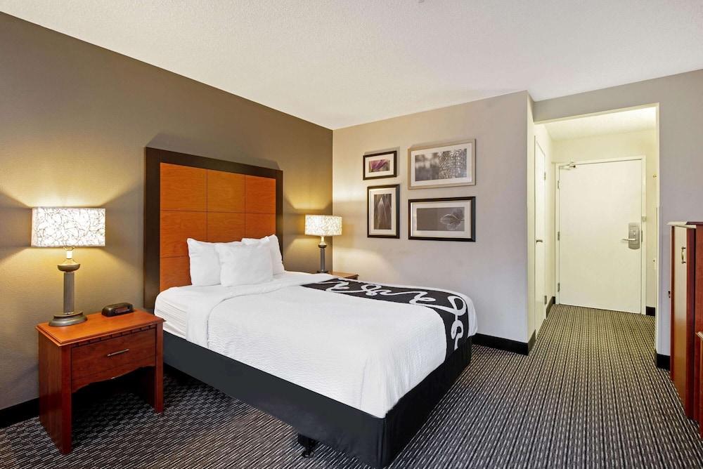 La Quinta Inn & Suites by Wyndham Harrisburg Airport Hershey - Room