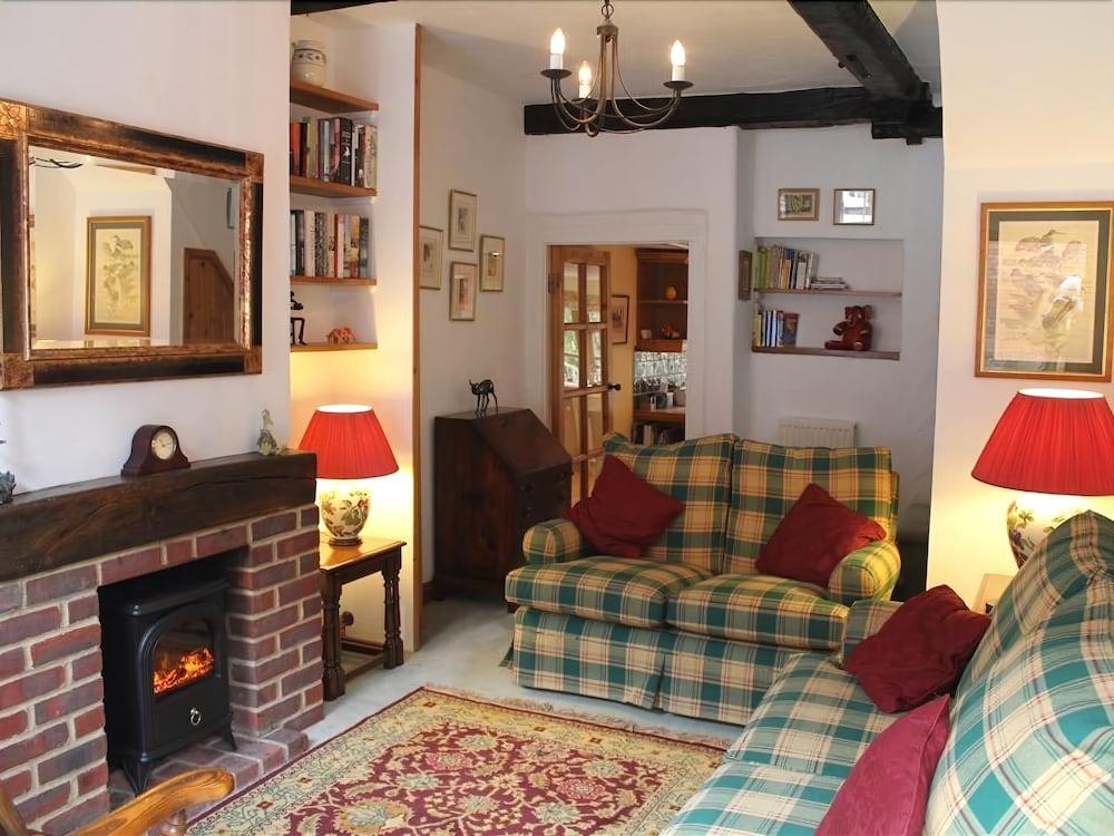 Thimble Cottage - Living Area