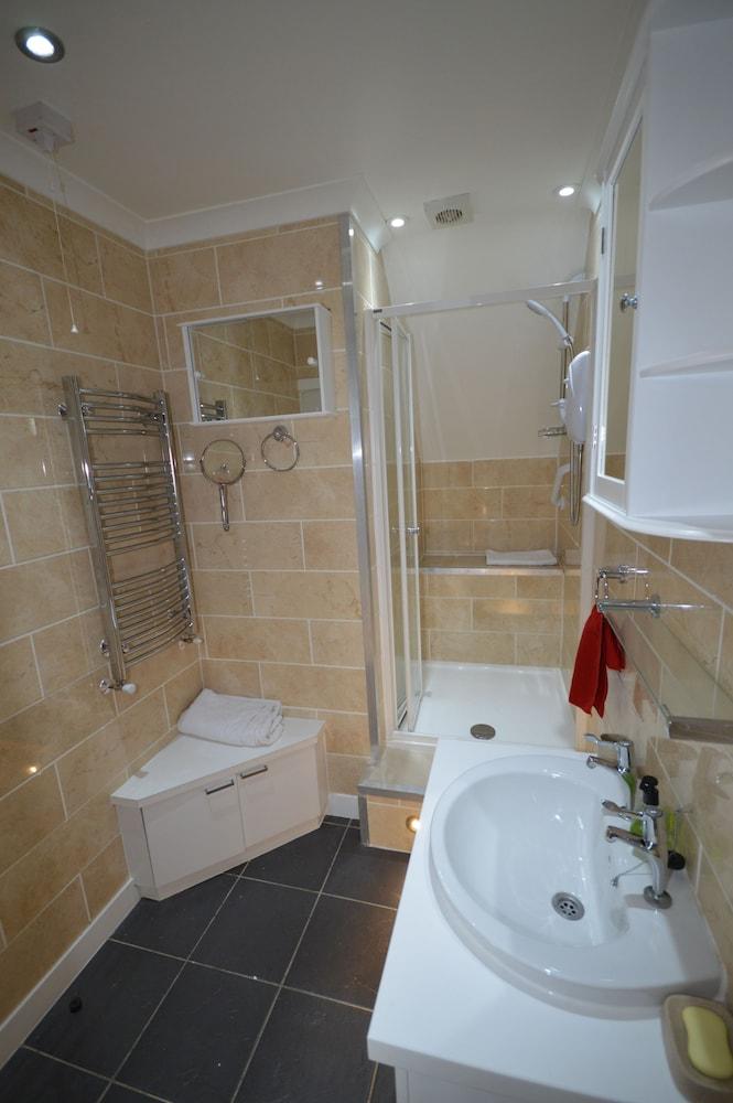 Holiday Home - Self-Catering - Bathroom