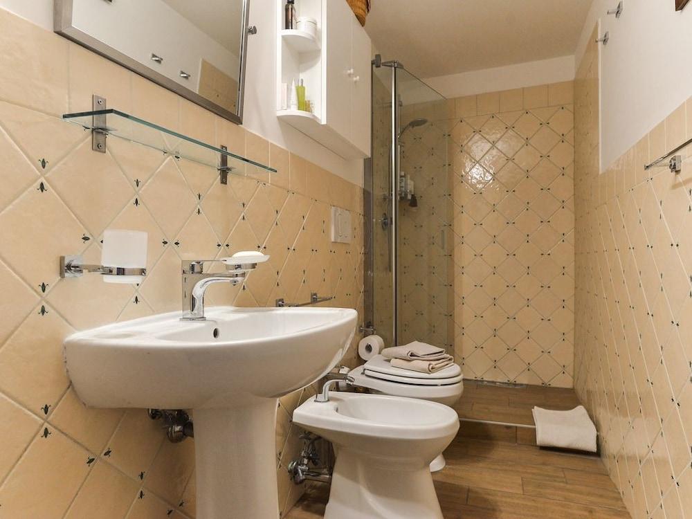 Spanish Steps Apartment - Bathroom
