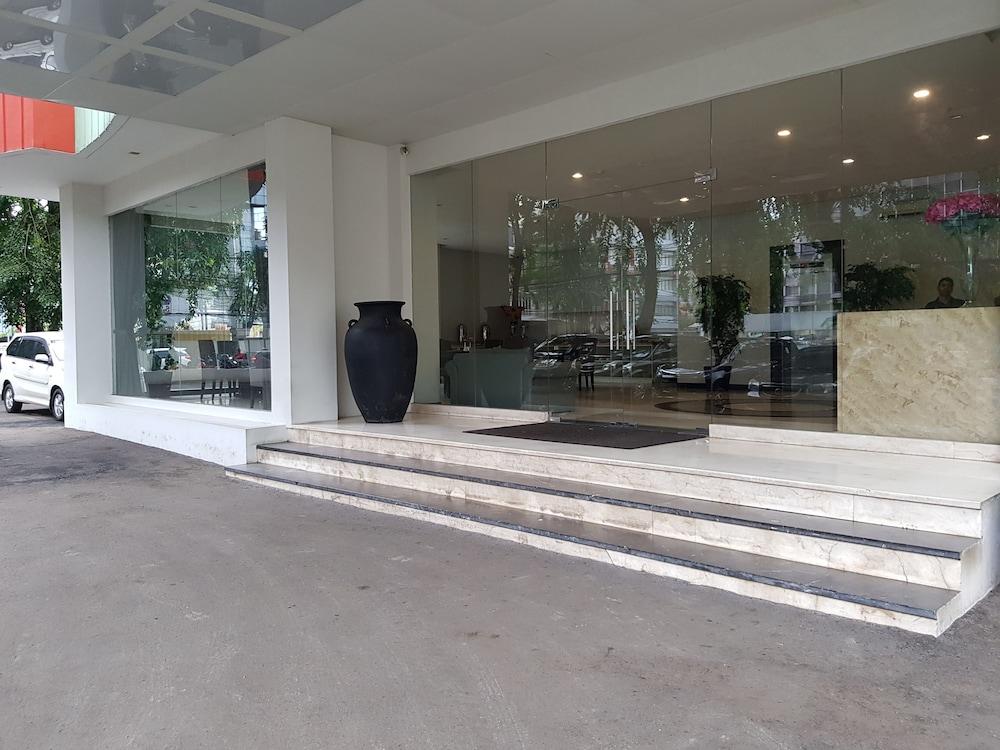 N3 Hotel Zainul Arifin - Interior Entrance