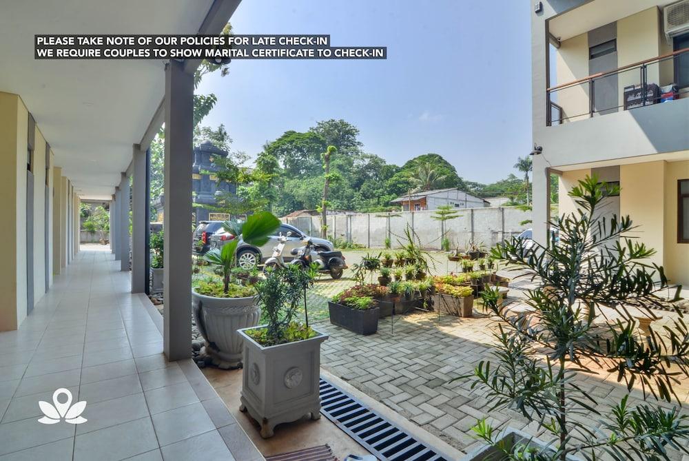 ZEN Rooms Cilandak KKO Syariah - Property Grounds