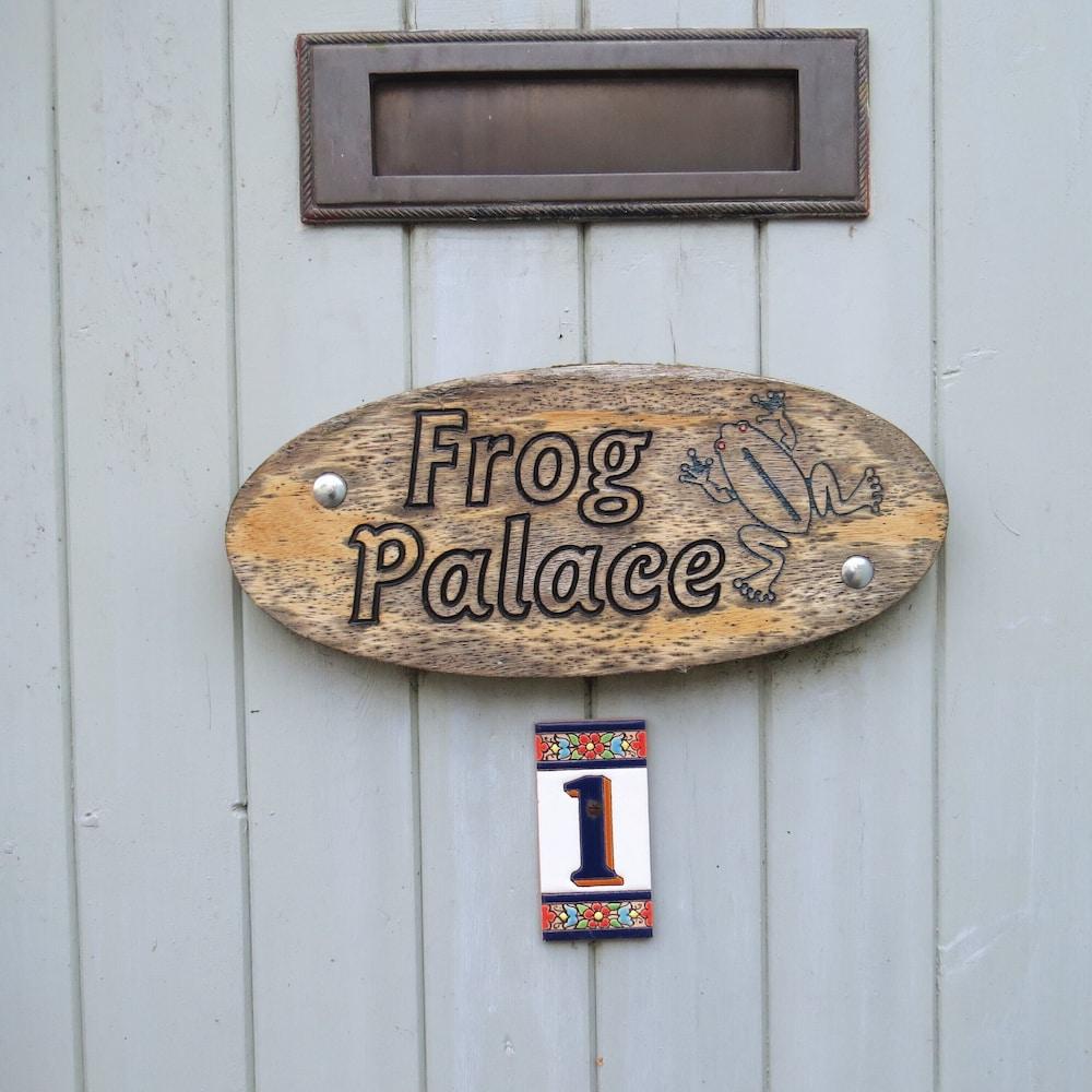 Frog Palace - Exterior